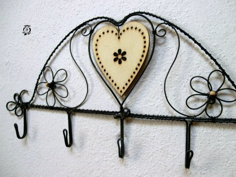 Drátovaný věšák s rozkvetlým srdcem dekorace keramika drát věšák věšáček drátování keramický drátek háček drátovaný čtyřlístek háčky 