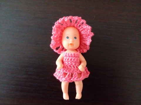 Růžový komplet na panenku 7 cm panenka háčkování šaty klobouček šatičky komplet 