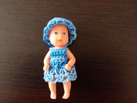 Komplet na panenku 7 cm panenka háčkování šaty klobouček šatičky komplet 