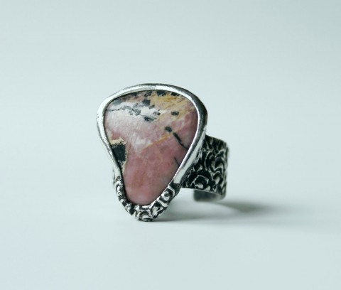 Cindy .. ( rodonit ) kámen polodrahokam prsten cín růžová minerál růžový prstýnek tiffany cínování kamínek rodonit rhodonit cínované šperky cínovaný šperk tifany cínovaný prsten htj s cínem tifani 