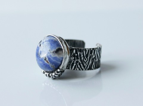 prsten Modrá planeta.. ( sodalit ) polodrahokam modrý prsten modrá cín minerál prstýnek tiffany cínování sodalit cínované šperky cínovaný šperk tifany cínovaný prsten htj s cínem tifani modrý prsten 