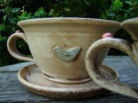 S ptáčkem .... čaják s podšálkem domov dárek kuchyně kamenina hrnek čaj béžová tyrkysová glazura chalupa kafe originál handmade podšálek písková šálek kapučíno grog čaják 