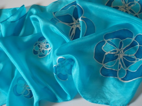 Tyrkysová hedvábná šála květina modrá bílá šála květ tyrkysová hedvábí třpytivá šátek 