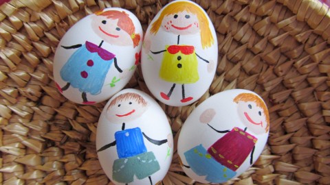 Kraslice - Děti slaví Velikonoce děti malba barevné malování jarní svátek veselé jaro velikonoce slepice barvy vajíčka velikonoční vejce kraslice vajíčko skořápka svátky slípka slepička děcka hody hodování 