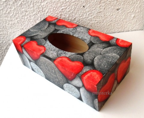 valentýnská na kapeníky srdce box krabička kapesníky krabice decoupage valentýn motiv ubrousek grunterka kapesník ubrousky kameny kamení oblázky srdíčka 