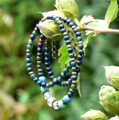 Modrání - krátký náhrdelník náhrdelník modrý moře elegantní krátký ostružiny borůvky drobný bobule 