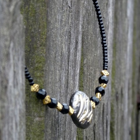 Náhrdelník - obruč plná kamínků náhrdelník zlatá černá krátký originál slavnostní obruč handmade zajímavý nevšední 