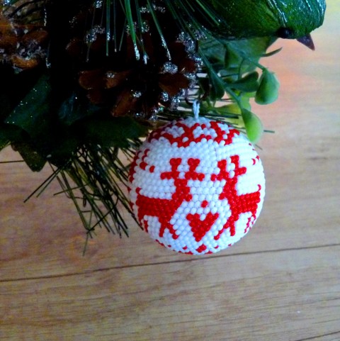 Vánoční ozdoba - červení sobi červená originální korálky vánoce bílá ozdoba šitá veselá handmade sob sobi sobík sobíci vánoční dekorace baňka přízdoba neokoukaná věčná 