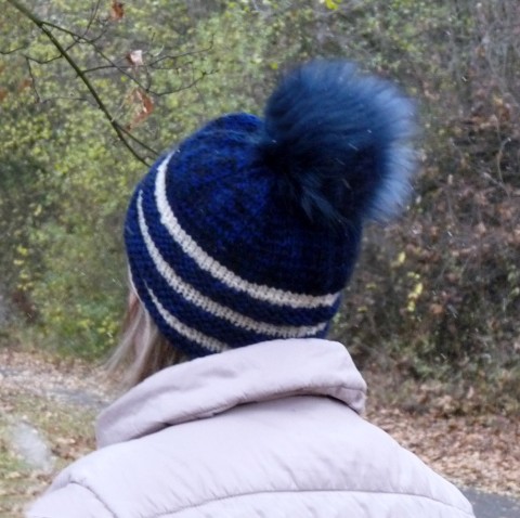 Čepice s kontrastními pruhy kulich čepice pletení bílá černá pruhovaná zimní pruhy pletená podzimní originál mohér čapka handmade tmavě modrá 