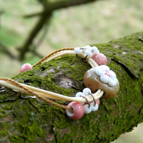 Náramek - třešňový kvítek náramek dárek keramika růžová dívčí květy bílá valentýn keramický něžný kvítek jemný romantický šňůrka sakura šňůrky sakury třešňový květ 