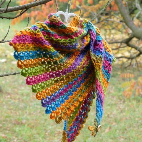 Háčkovaný šátek - harmonie barev jarní háčkovaný extravagantní zimní asymetrický šátek podzimní originál pestrobarevný asymetrie handmade rainbow color atraktivní vícebarevný certifikát kvality řádivý 