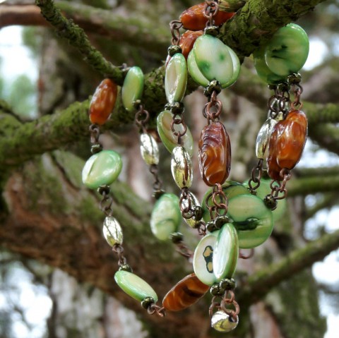 Náhrdelník - med lesních včel náhrdelník přírodnina přírodní perleť perleťový borovice dlouhý les cestování hravý medový atraktivní houbaření 