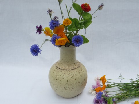 Vázička s vlnkatým okrajem váza vázička keramická váza 