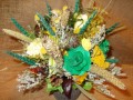 Žluto-zelená kytice v keramice