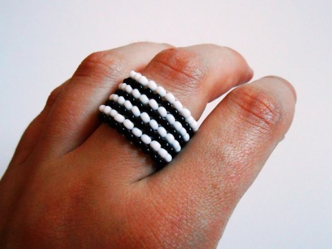 Pruhovaná zebra prsten bílá černá pruhy prstýnek rokajl 