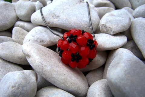 Vyzývavá červená červená náhrdelník černá kytičky řetízek ohňovky kulička rokajl 