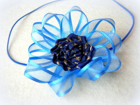 Stužkový květ do vlasů. modrá zlatá růžová ozdoba čelenka pružná čelenka vlasová ozdubka 