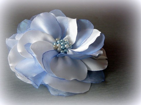 Brož něžný květ. brož modrá bílá ozdoba něžná 