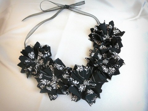 Černý elegantní náhrdelník. náhrdelník elegantní černý černo bílý na zavazovaní ručně dělaný originalní nhrdelnik drakula 