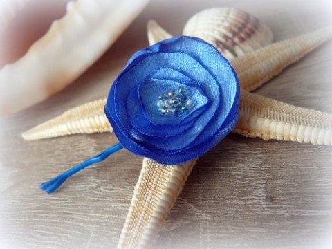 Květina do vlasů. modrá tyrkysová sponečka vlasenka květinka do vlasů barevná ozdoba merunková močská 