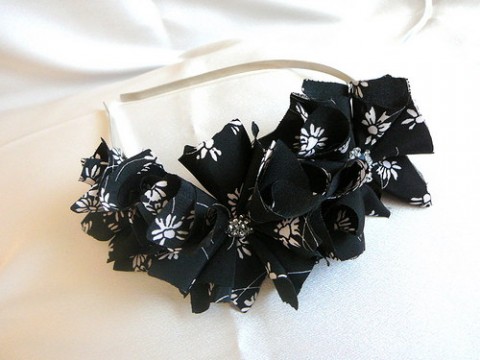 Čelenka s černou aplikací. moderní elegantní černá dámská čelenka jemná rekvizita něžná ozdoba do vlasů ženská růže.růžová motancí 