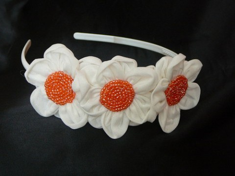 Čelenka s květinami... oranžová moderní elegantní bílá dámská čelenka jemná rekvizita něžná ozdoba do vlasů ženská růže.růžová motancí kaminky kopřtinky 