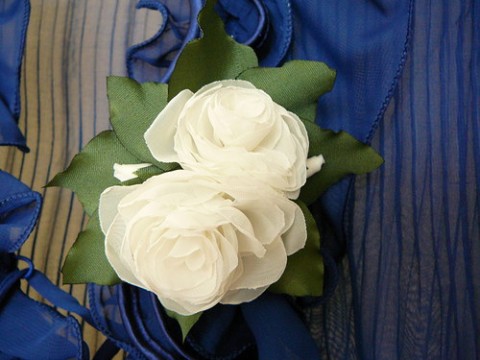 Brož s bílými růžemi. brož růže olivová 