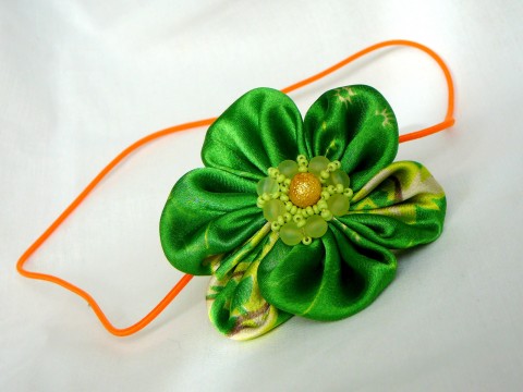 Čelenka se zeleným květem. zelená oranžová ozdoba čelenka čelenka pro holčičku vlasová ozdoba pružná čelenka vlasová ozdubka 