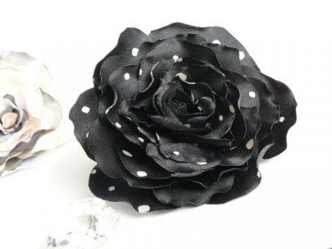 Puntíkatá růže. brož šperk bílá černá růže puntíkatá opalovaná putíky 