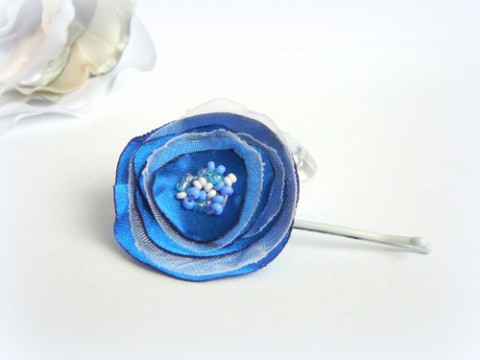 Modrá vlásenka. modrá sponečka vlásenka květinka do vlasů barevná ozdoba merunková močská 