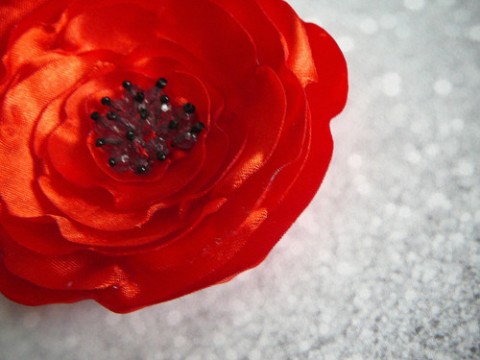 Brož Červený květ. červená brož ozdoba mák rudá večerní saténová šperk.elegantní. 