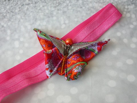 Čelenka s motýlkem. dívčí květiny barevná ozdoba čelenka rekvizita aplikace mašlička smetanová citronová čelenka pro holčičku vlasová ozdůbka růžová holčička 
