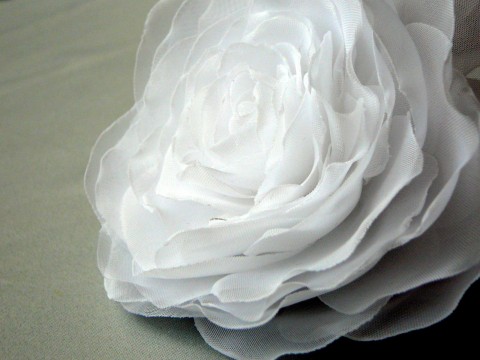 Bílá růže. růže sněhová bílá brož voálová 