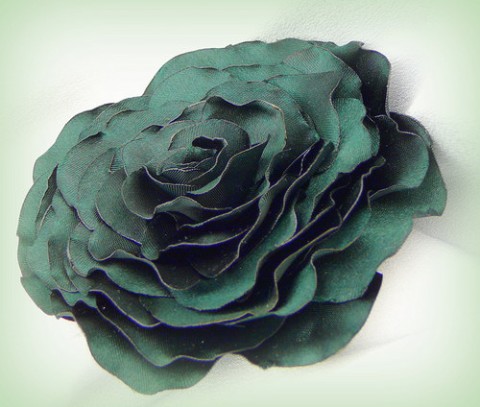 Tmavozelená růže. brož zelená růže ozdoba rozkvetlá saténová spona do vlasů 