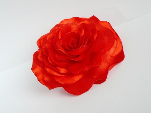 Červená saténová růže červená brož šperk svátek růže ozdoba satén ples 