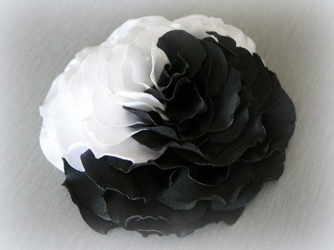 Bíločerná saténová růže. brož šperk spona bílá černá růže černobílá 