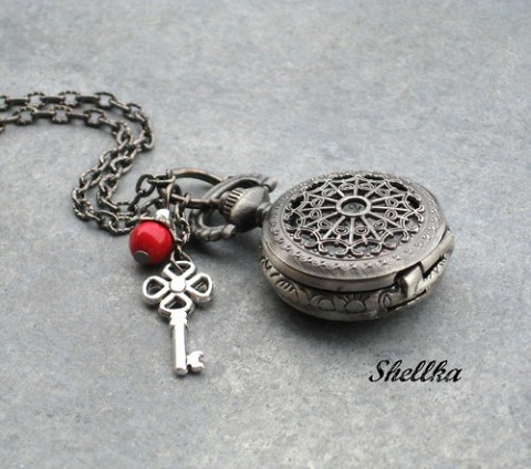 Hodinky s klíčkem a korálem červená náhrdelník korál hodinky vintage starobylé starostříbrné 