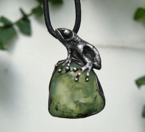 Rosnička... (Prehnit s Epidotem) náhrdelník šperky zelená cín černá žába patina stříbrná originál prehnit světlezelená jezírko žabka žabička žabák rosnička 