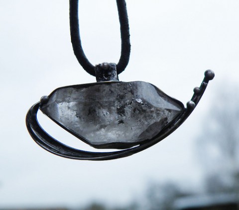 Svět uvnitř...(Křišťál s inkluzemi) šperky cín bílá přírodní černá křišťál patina stříbrná krystal čirá surový amulet energie inkluze neupravovaný 