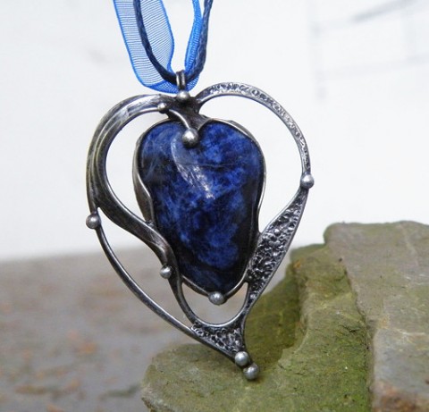 Srdce noci...(sodalit) náhrdelník srdce modrá cín fantazie srdíčko bílá přírodní šedá stříbrná autorský noc sodalit tmavěmodrá autorský šperk cínovaný šperk cínový šperk oboustranný nature temněmodrá modrý svět 