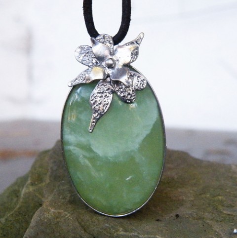 Elfský květ...(serpentin) náhrdelník šperky zelená květina cín bílá květ stříbrná autorský kvítek serpentin energie světlezelená rozkvetlý autorský šperk cínovaný šperk mlhový cínový šperk elfové 