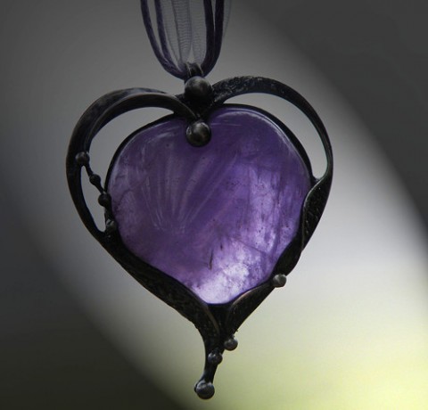 Fialkové srdce ...(ametyst) náhrdelník šperky srdce originální cín fialová srdíčko láska romantika lila ametyst autorský originál fialková fantasy energie světlefialová tajemné autorský šperk cínový šperk 
