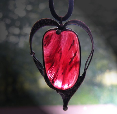 Upíří srdce...(jahodový křemen) červená náhrdelník šperky srdce originální cín fantazie srdíčko černá romantika patina stříbrná autorský originál fantasy rudá upír mystika energie autorský šperk jahodový křemen 