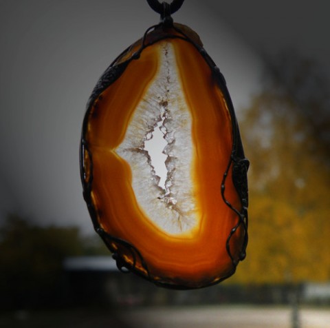 Podzim...(achát) náhrdelník náhrdelník šperky achát originální oranžová podzim cín černá extravagantní autorský originál čirá tajemství energie temnota tajemný autorský šperk krystaly krystalky cínový šperk plátek achátu 
