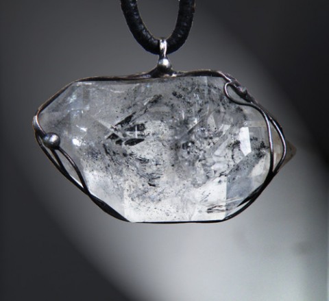 Tajemný krystal...(křišťál) šperk náhrdelník originální zima cín fantazie světlo černá extravagantní křišťál luxusní autorský originál led krystal čirá fantasy tajemno mystika surový amulet energie autorský šperk inkluze 