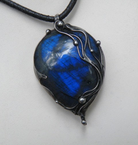 Temné vody .(labradorit) náhrdelník voda šperk náhrdelník originální moře modrá cín fantazie labradorit autorský originál slza fantasy mystika kabošon oceán energie tmavěmodrá řeka autorský šperk temné temně modrá 