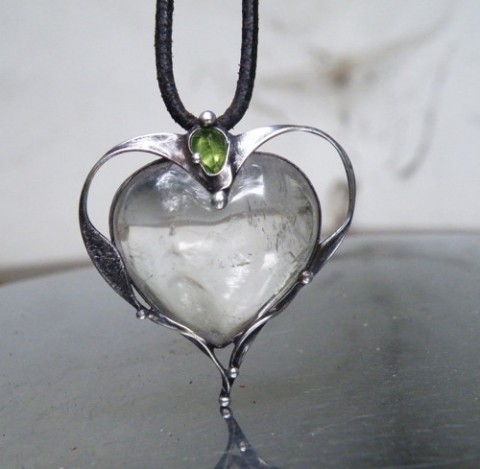 Čisté srdce...(křišťál, olivín) náhrdelník šperky srdce originální zelená cín fantazie srdíčko světlo křišťál meditace autorský originál led čistota víra čirá fantasy mystika amulet energie olivín světlezelená kouzelný kouzlo ledový autorský šperk poznání 