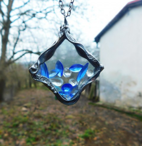 Ariël...(sklo) náhrdelník náhrdelník přívěsek talisman originální dárek modrá cín sklo extravagantní tyrkysová meditace autorský originál čirá amulet mosaz medailon autorský šperk skleněný šperk hravý šperk skřínka 