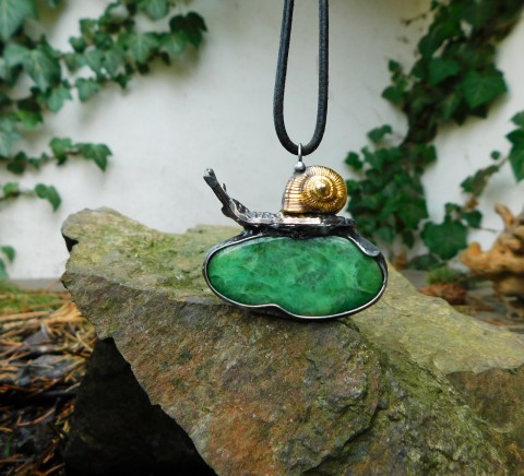 Šneček...(vesuvianit) náhrdelník náhrdelník přívěsek talisman originální dárek zelená cín zlatá jaro zahrada extravagantní meditace měď šnek hlemýžď autorský měděná originál minerály šneček amulet mosaz magie autorský šperk vesuvianit 