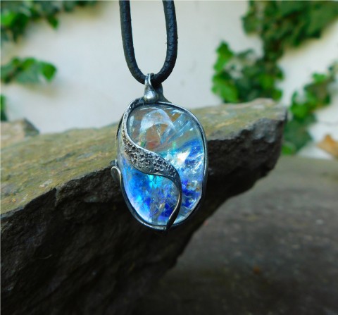 Aurë... (aqua aura) náhrdelník náhrdelník přívěsek talisman dárek modrá cín fantazie fialová světlo extravagantní tyrkysová křišťál meditace čirá fantasy minerály amulet mosaz magie autorský šperk aqua aura křišťál aqua aura 